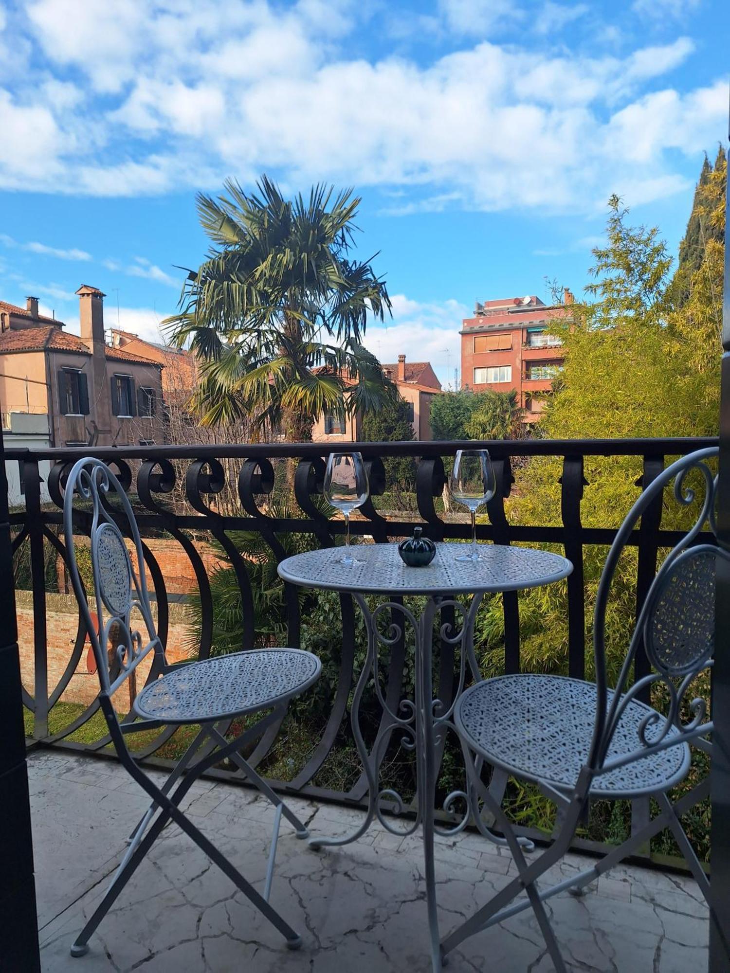 Appartamenti Inside Palazzo Foscarini Венеция Экстерьер фото
