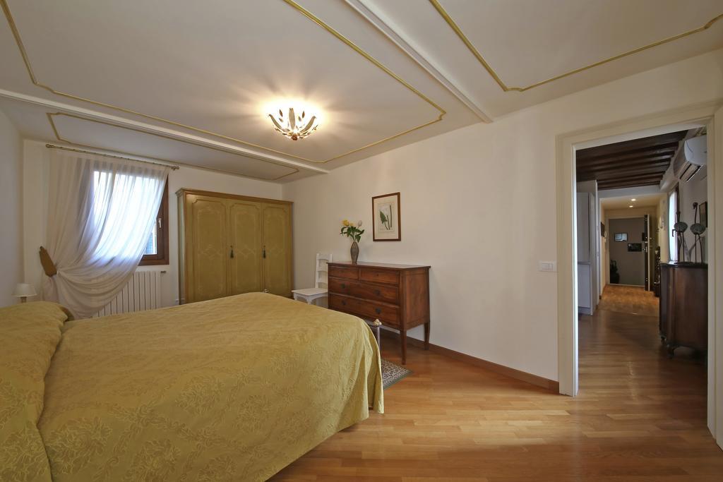 Appartamenti Inside Palazzo Foscarini Венеция Экстерьер фото