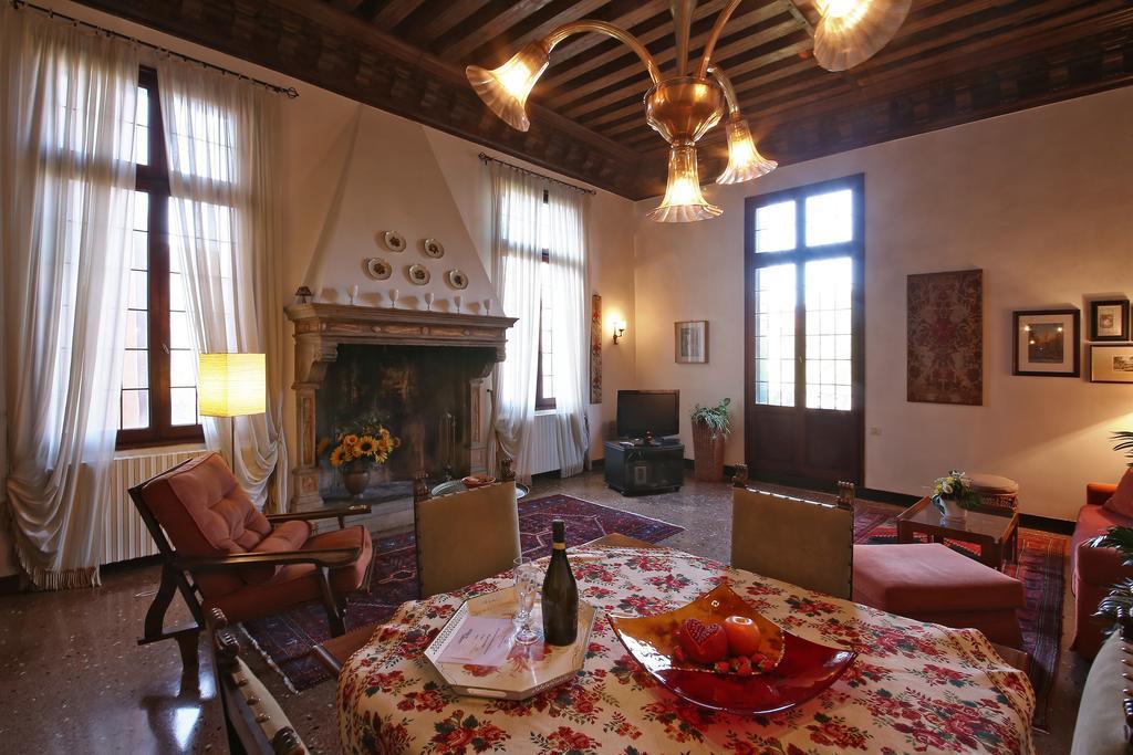 Appartamenti Inside Palazzo Foscarini Венеция Экстерьер фото