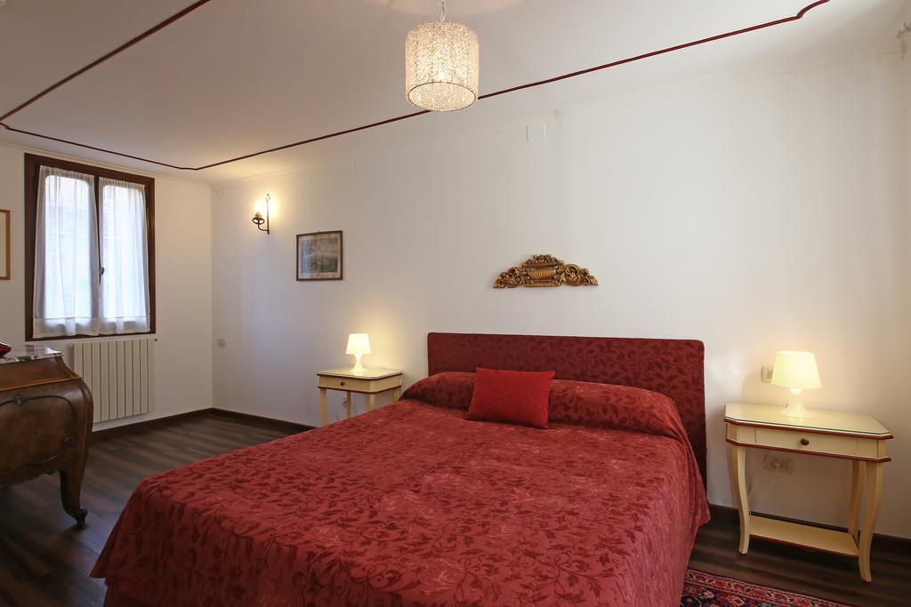 Appartamenti Inside Palazzo Foscarini Венеция Экстерьер фото