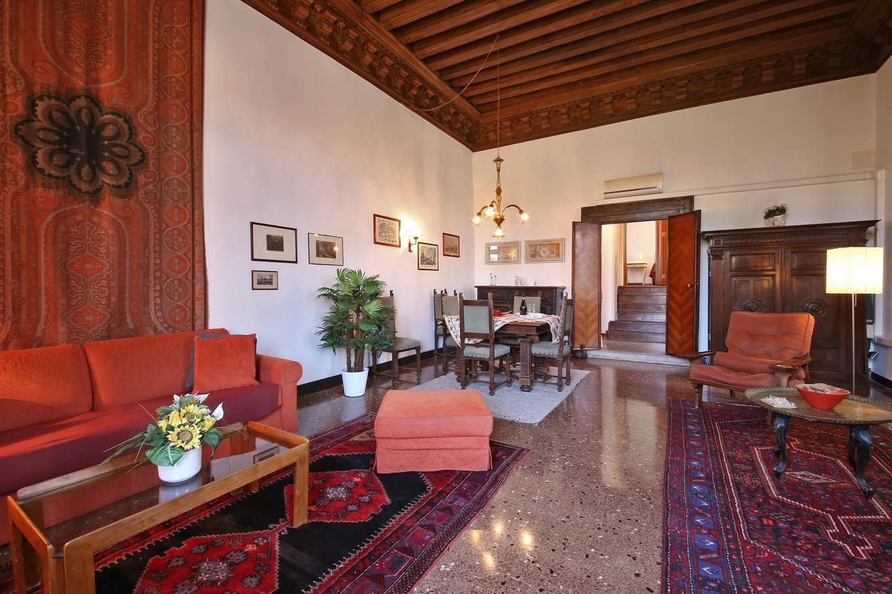 Appartamenti Inside Palazzo Foscarini Венеция Экстерьер фото