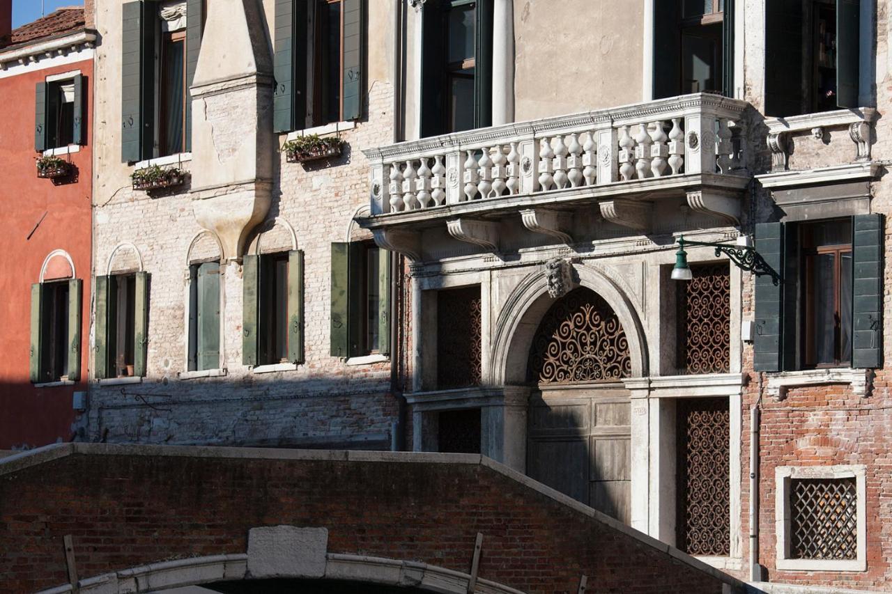 Appartamenti Inside Palazzo Foscarini Венеция Экстерьер фото