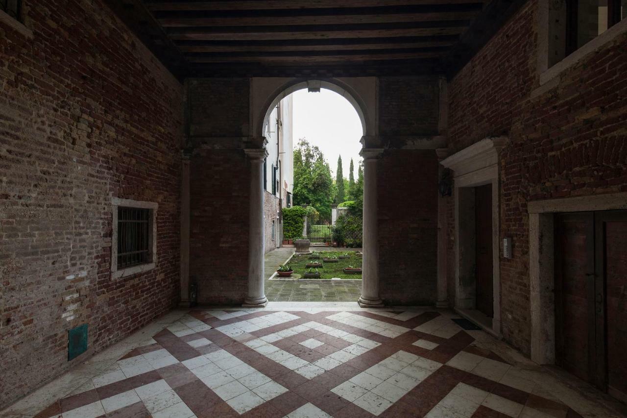 Appartamenti Inside Palazzo Foscarini Венеция Экстерьер фото